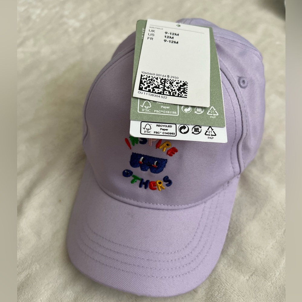 NWT  H&M girl  graphic boy hat with print